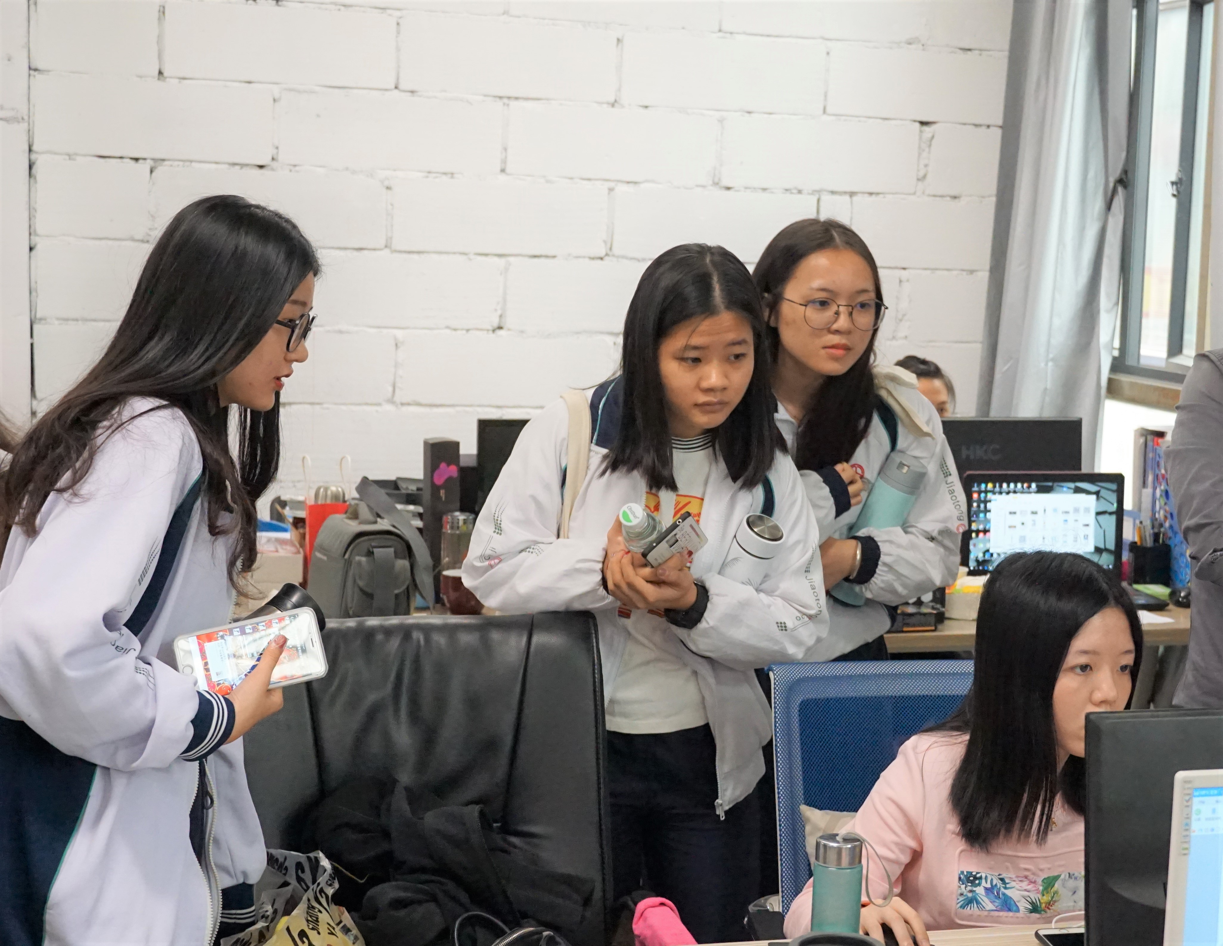 学生观摩公司员工工作实况