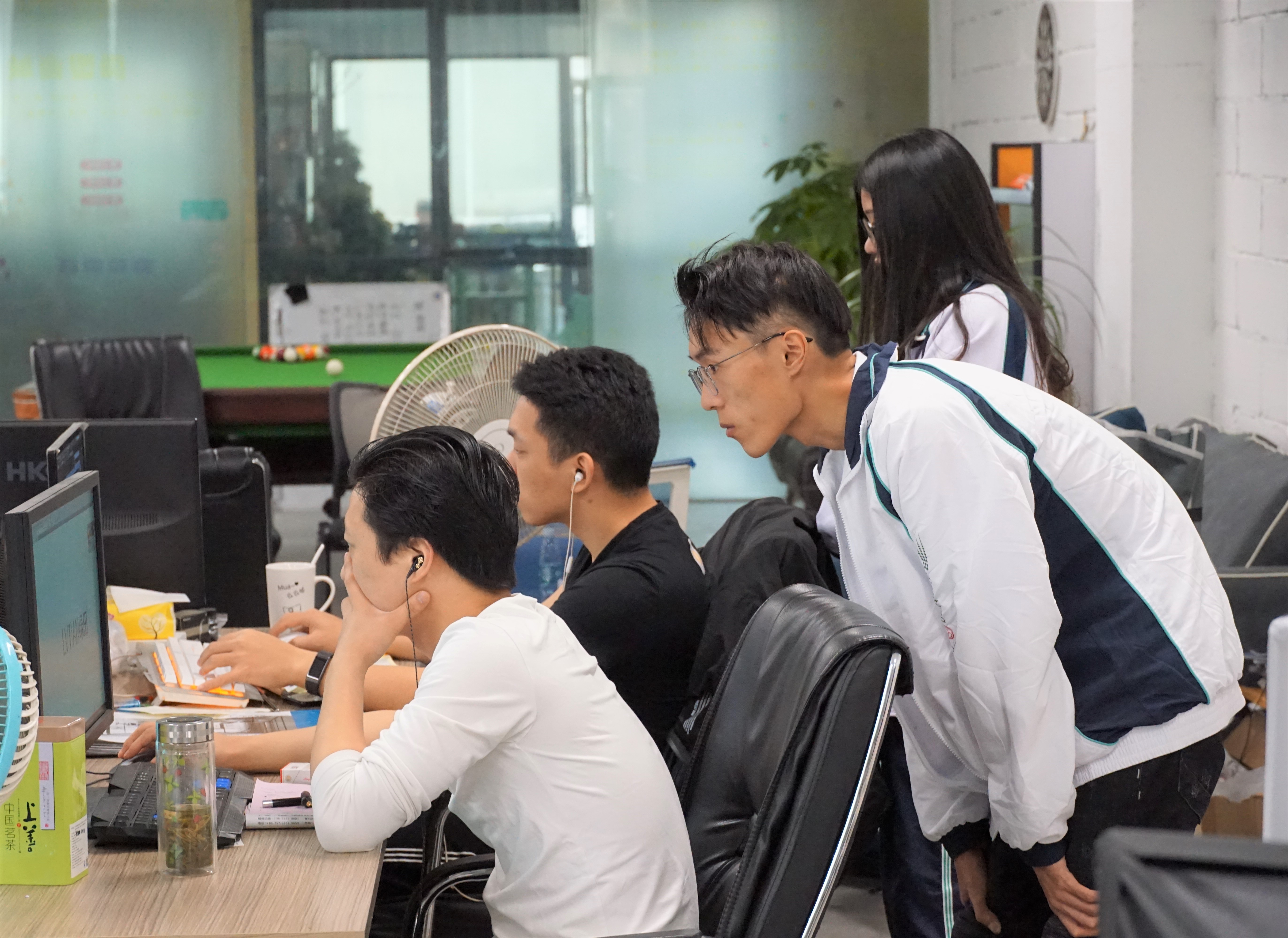 学生观摩公司员工工作实况