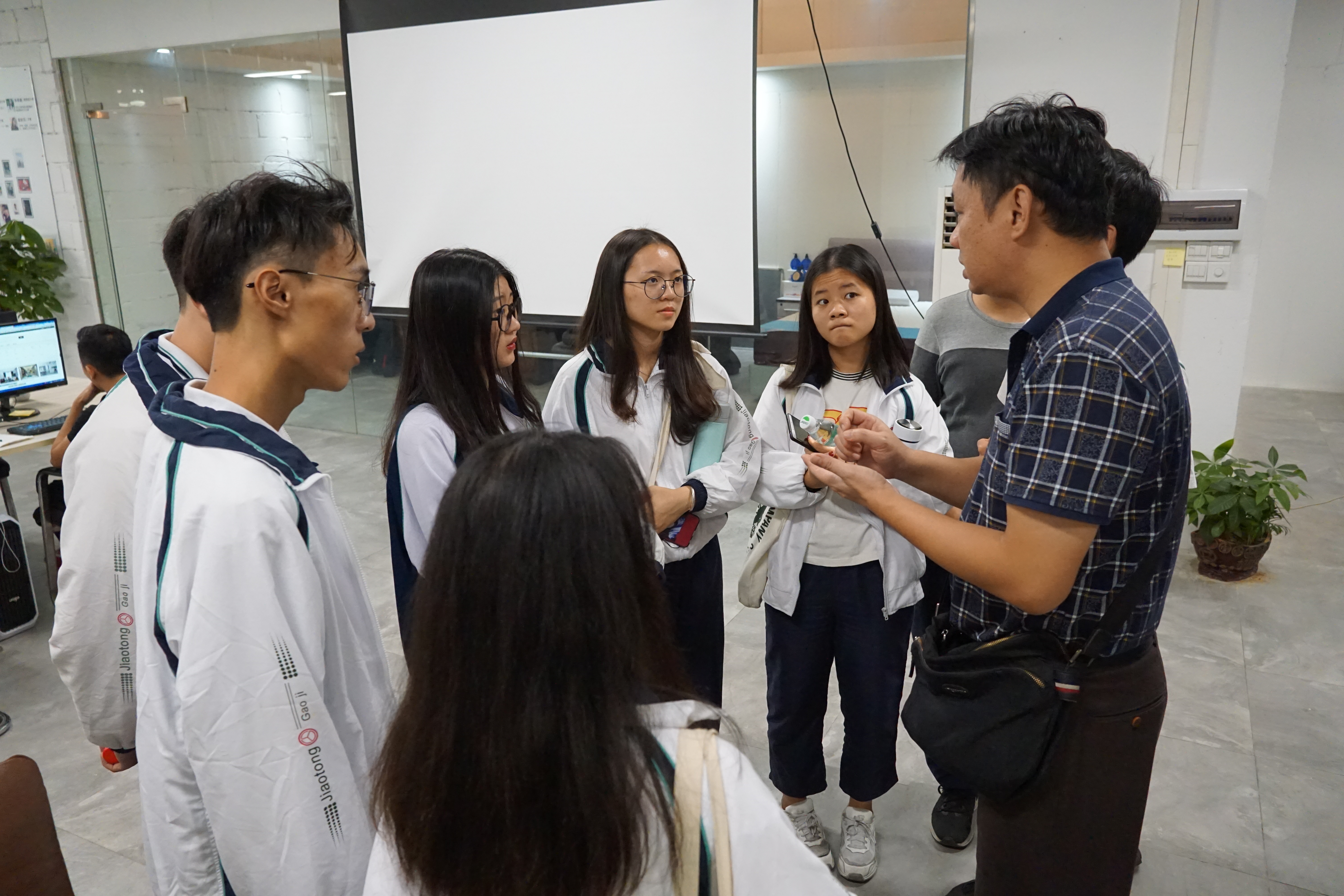 梁伟军老师现场小声指导行业软件操作
