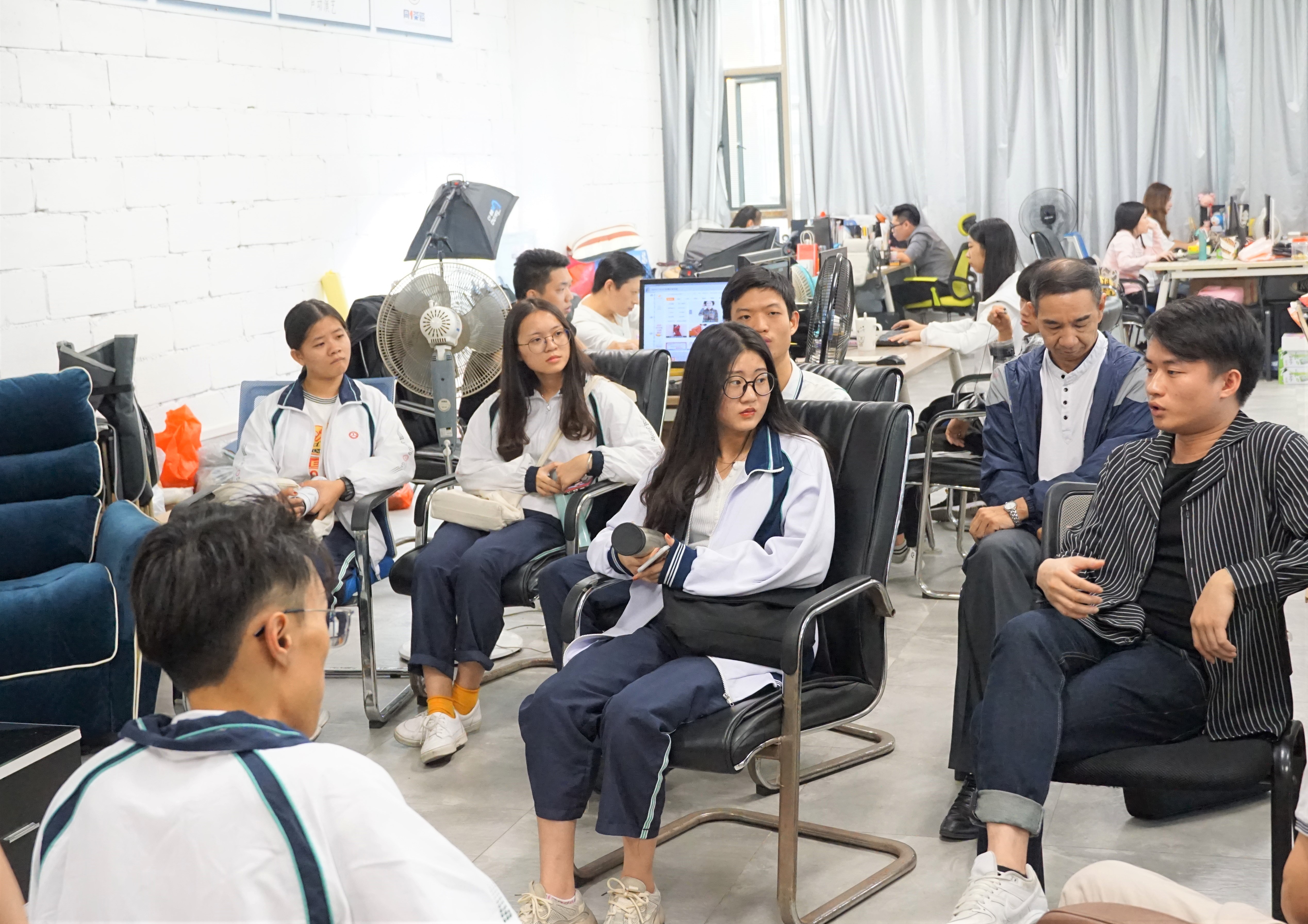 张总跟学生交流电商行业经验